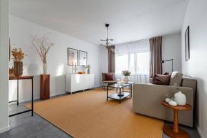ein Wohnzimmer mit einem Sofa und einem Tisch in der Unterkunft Charming Apt in Sodermalm in Stockholm