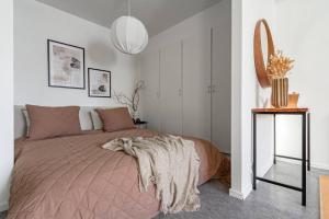 Affordable studio in trendy SoFo, construction work房間的床