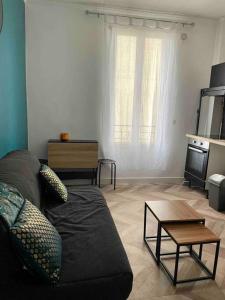 ein Wohnzimmer mit einem Sofa und einem Couchtisch in der Unterkunft Appartement accueillant aux portes de Paris in Bobigny