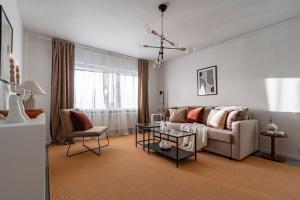 Affordable studio in trendy SoFo, construction work休息區
