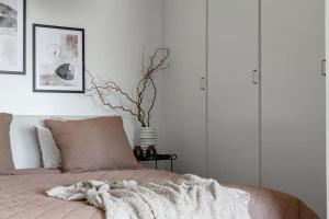 Affordable studio in trendy SoFo, construction work房間的床