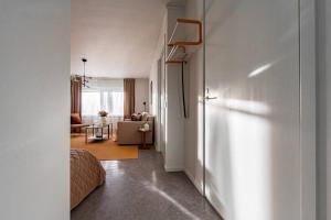 Affordable studio in trendy SoFo, construction work房間的床