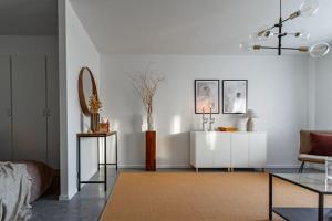 Affordable studio in trendy SoFo, construction work休息區