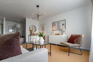 Affordable studio in trendy SoFo, construction work休息區