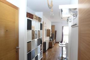 a hallway with a room with a door and a toilet at O Picho: apartamento céntrico. in Puentedeume