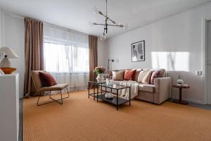 Affordable studio in trendy SoFo, construction work休息區