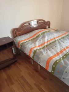 1 cama no hecha en una habitación con mesa en Beka’s House, en Kobuleti