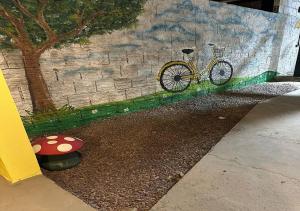 uma bicicleta está estacionada ao lado de uma parede em Casa Amarela em Presidente Figueiredo