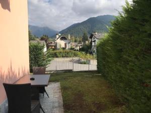 a table and chairs in a yard with a fence at La Piana Vigezzo Santa Maria Maggiore Piano Terra con giardino in Santa Maria Maggiore
