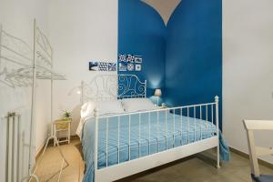 ナポリにあるCrianza B&Bの青と白のベッドルーム(ベッド付)