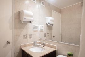 uma casa de banho com um lavatório e um espelho em PRO HOME NOVO em Antofagasta