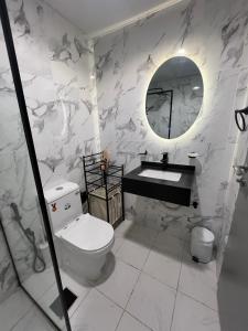 y baño con aseo, lavabo y espejo. en Jumeirah lake towers en Dubái