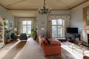 sala de estar con sofá y chimenea en Eller How House - Private Regency Property & Lake, en Lindale