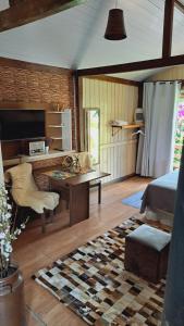 烏魯比西的住宿－Chalés Doce Luar casas de temporada，客房设有一张床、一张桌子和一张桌子。