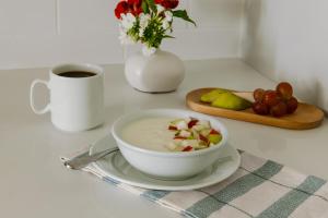 溫哥華的住宿－Sonder at Revival，一碗汤,一杯咖啡和一盘水果