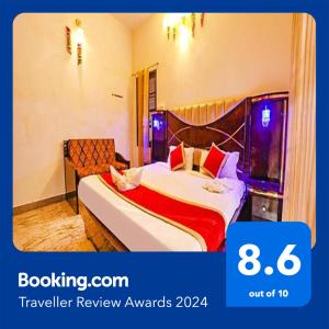 um quarto de hotel com uma cama com almofadas vermelhas e brancas em FabEscape Queens Paradise em Pondicherry