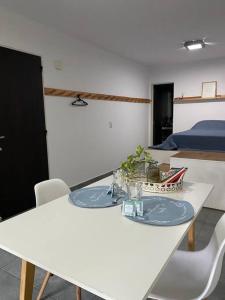 Habitación con 2 mesas blancas y 1 cama en Céntrico, moderno y cómodo en Rosario