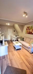 - un salon avec un canapé et une table dans l'établissement Apartments Suzy, à Split