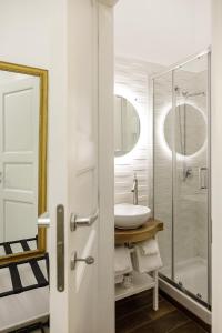 ナポリにあるCrianza B&Bの白いバスルーム(シンク、シャワー付)