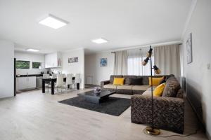 a living room with a couch and a table at Villa Mila Piscina e Jacuzzi in Salir de Matos