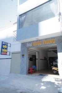 Un edificio con un cartel de hotel único. en Quốc Thắng Hotel, en Vung Tau