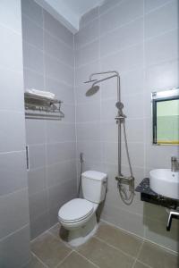 un baño con inodoro y lavabo en Quốc Thắng Hotel, en Vung Tau 27 fotos más