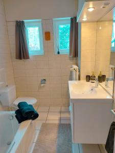Ένα μπάνιο στο Vue sur la Vallée - Family holiday home in Malmedy with private pool