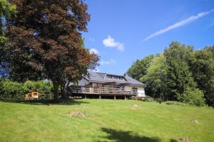 Κήπος έξω από το Vue sur la Vallée - Family holiday home in Malmedy with private pool