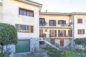 een appartementencomplex met een groene deur en een garage bij Exclusive Roth Apartments in Sassari