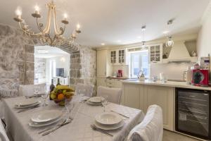 Kuchyň nebo kuchyňský kout v ubytování Luxury villa Libar near Split, heated pool