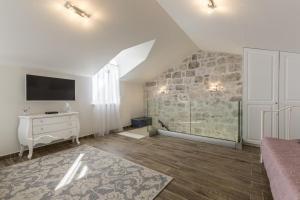 TV a/nebo společenská místnost v ubytování Luxury villa Libar near Split, heated pool