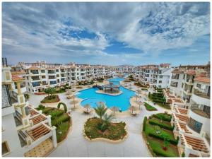 una vista aérea de un complejo con piscina en Studio with private garden and pool view in Sharm Hills, en Sharm El Sheikh
