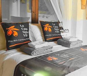 una cama con cuatro almohadas y un cartel en ella en La Casa Siglo Ocho, en Iznájar
