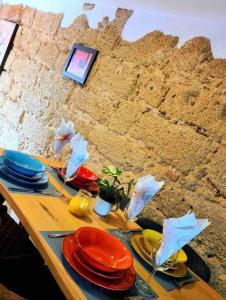 una mesa con platos y platos en la parte superior de una pared en La Casa Siglo Ocho, en Iznájar