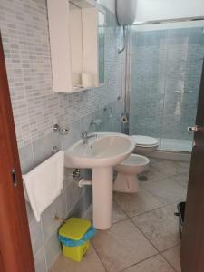 bagno con lavandino e servizi igienici di Residence Fortunato a Policastro Bussentino