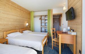 Postel nebo postele na pokoji v ubytování Hôtel Eliova Le Chaix