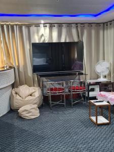 ein Wohnzimmer mit einem Flachbild-TV in einem Zelt in der Unterkunft LEEHOME RESORT in Thrissur