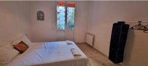 A bed or beds in a room at Bolognina Apartments