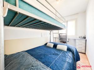 ein Schlafzimmer mit einem Etagenbett mit blauer Bettwäsche in der Unterkunft La Casa Ibicenca in Benicàssim