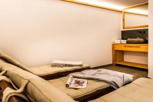 Zimmer mit 2 Betten und einem Tisch in der Unterkunft Haus Alpspitzchalet 32 in Garmisch-Partenkirchen
