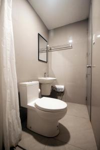łazienka z toaletą i umywalką w obiekcie Hotel Lucca w mieście Legazpi
