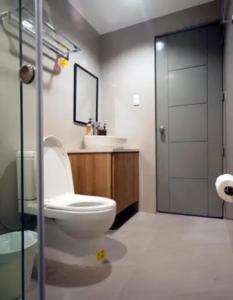 W łazience znajduje się toaleta, umywalka i lustro. w obiekcie Hotel Lucca w mieście Legazpi