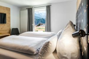 ein Hotelzimmer mit 2 Betten und einem Fenster in der Unterkunft Haus Alpspitzchalet 32 in Garmisch-Partenkirchen
