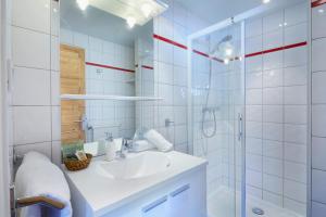 Koupelna v ubytování Hôtel Eliova Le Chaix