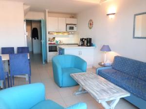 אזור ישיבה ב-GASBUSS - Golfe de St-Tropez - Gassin Appartement en duplex avec piscine et accès direct à la plage