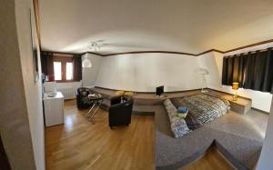 salon z łóżkiem i kanapą w obiekcie Face à la cathédrale w Strasburgu +9 zdjęć