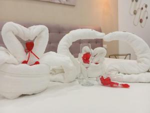 a group of white swans sitting on a table at Maison De luxe in Pompei