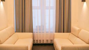 ドラゴブラトにあるDiamant Dragobratの白いソファ2台と窓が備わる客室です。