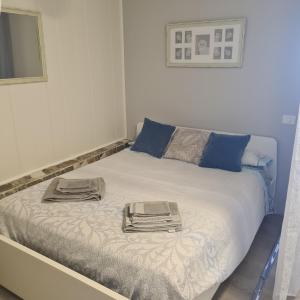 um quarto com uma cama com toalhas em DAC HOME AGAETE PARQUE em Playa del Inglés