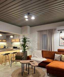 - un salon avec un canapé et une table dans l'établissement Skapin house, à Skopelos
